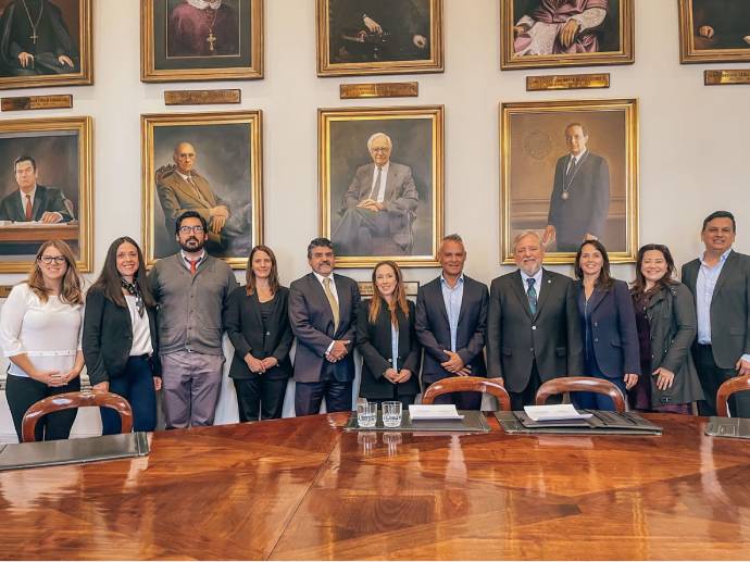 Firma alianza English UC y Pearson Education ok