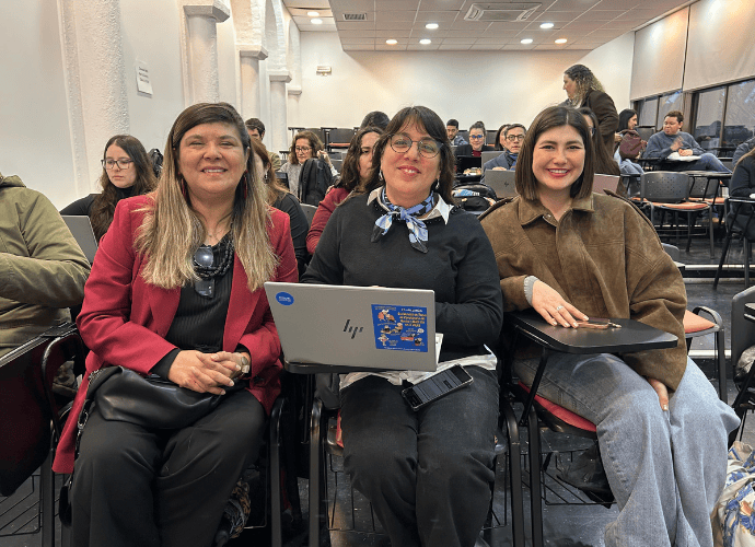 Las expositoras del tema longevidad y educación continua: Macarena Rojas, directora ejecutiva del Centro UC de Estudios de Vejez y directora del Programa Adulto Mayor UC; Romina Rioja, coordinadora general del Programa Adulto Mayor UC, y Antonia Bobadilla, coordinadora general del proyecto educativo 50+ y 60+ del Programa Adulto Mayor UC.