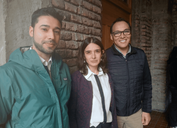 Eduardo de la Rosa, jefe de Marketing, U. Santo Tomás; Isidora Rivera, jefa de Gestión Interna y encargada de Educación Continua, Escuela de Gobierno, UC, y Jesús Moreno, subdirector comercial, U. Santo Tomás.