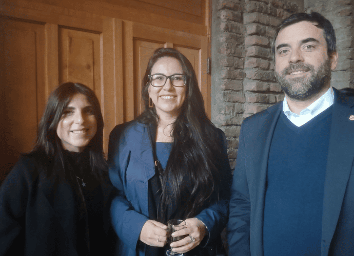 María Paz Ganzur, líder de proyecto académicos, FCFM, U. de Chile, y Pamela Fuentes, directora E-Learning, U. Santo Tomás, y Luis Ross, subdirector de Admisión de Educación Continua UC.